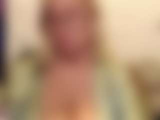 Live cam show with IlariaCetoi - Glasses on AdultVida.com