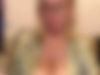 Live cam show with IlariaCetoi - Smoke on Camsoda