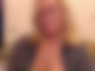 Live cam show with IlariaCetoi - Curvy MILF on googirlz