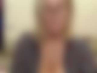 Live cam show with IlariaCetoi - Glasses on CamwithHer
