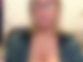 Live cam show with IlariaCetoi - Strip Mature on Camsoda