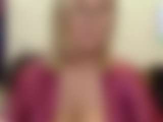 Live cam show with IlariaCetoi - Glasses on Camming Site