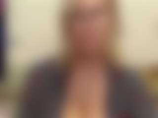 Live cam show with IlariaCetoi - Flashing on Latina Girls