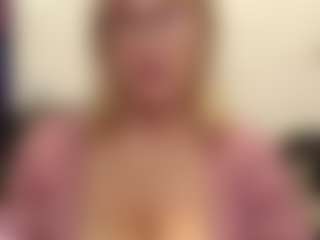 Live cam show with IlariaCetoi - Glasses on SxyPornLive