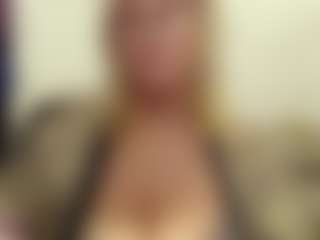 Live cam show with IlariaCetoi - Glasses on crypto-cams
