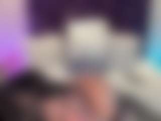 Performer in webcam MILF Gin in streaming live