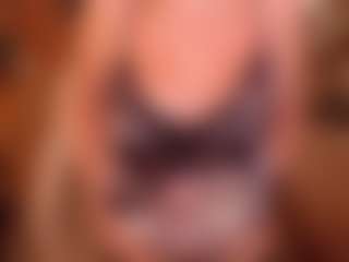 Live cam show with LauraRuth - Living Room on livesuperchat.net