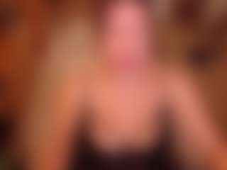 LauraRuth MILF webcam performer live streaming