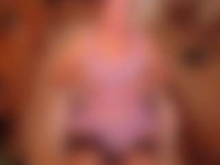 Live cam show with LauraRuth - Living Room on SquirtSoMuch