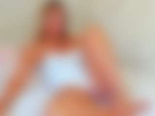 Live cam show with EllisaCherry - Butt Plug on livesuperchat.net