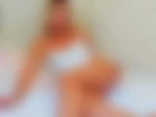 Live cam show with EllisaCherry - Living Room on intimatelivegirls.com