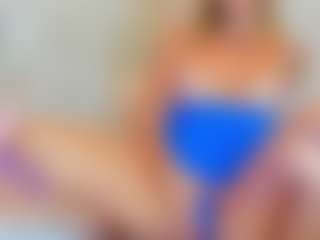 Live cam show with EllisaCherry - Living Room on Camsoda