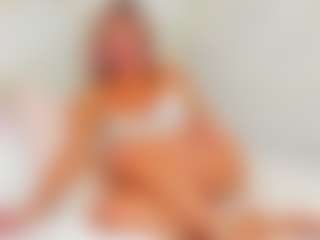 Live cam show with EllisaCherry - Living Room on infinitiblacc.com