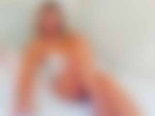 EllisaCherry MILF webcam performer live streaming