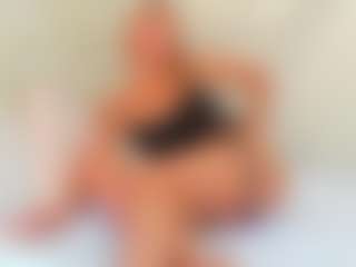 EllisaCherry MILF webcam performer live streaming