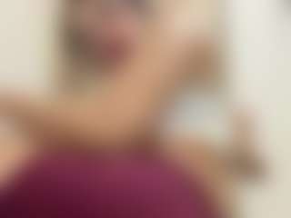 Live cam show with Kira Lopez - Teen (18+) on UwU Esports | colombia