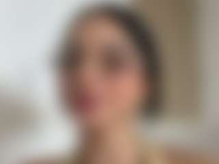 Live cam show with Kira Lopez - Squirt on AdultVida.com