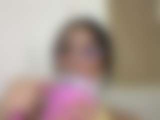 Live cam show with Kira Lopez - Brown Hair on Milfs Live