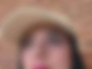 Live cam show with Kira Lopez - Brown Hair on Fling VIP Chat