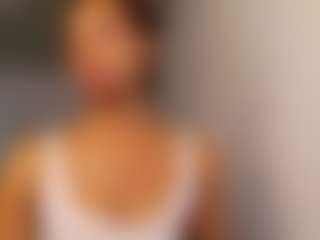 Live cam show with TamyLynn1 - Ebony MILF on CamClone