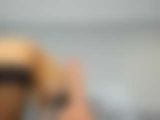 Live cam show with KellySuper - Skinny on CamClone