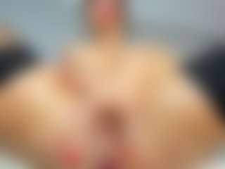 Live cam show with KellySuper - Ride on Milfs Live