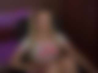 Live cam show with AmandaBynesS - Skinny on Camsoda