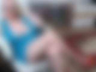 Live cam show with EllyBoobs - Blonde Hair MILF on Camiplay Live