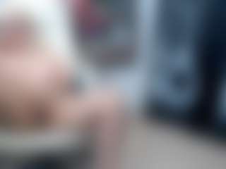 Modelka MILF EllyBoobs nadaje na żywo