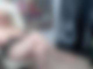 Show en direct avec EllyBoobs - Living Room sur Camsoda