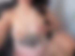 Live cam show with giseelleee - Striptease on AdultVida.com