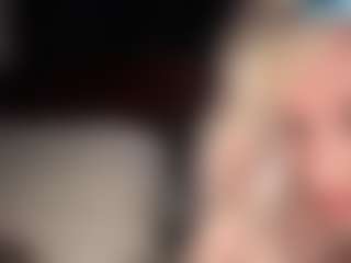 Live cam show with Crumslut - Living Room on Pornisteam.com