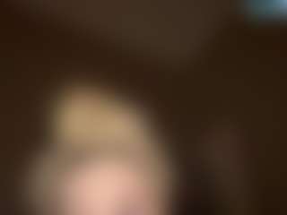 Live cam show with Crumslut - Cute on TeamSkeetLive