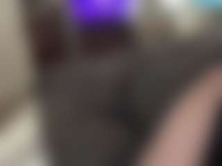 Live cam show with Crumslut - Living Room on Camsoda