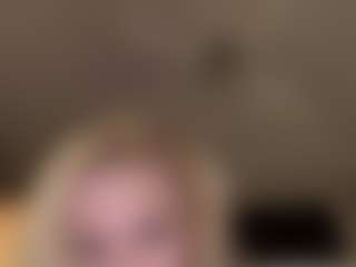 Live cam show with Crumslut - Living Room on Camiplay Live