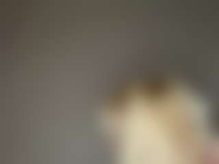 Live cam show with Crumslut - Small Tits on AdultVida.com