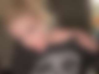 Live cam show with Crumslut - Public on StripNow