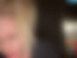 Live cam show with Crumslut - Smoking on crypto-cams