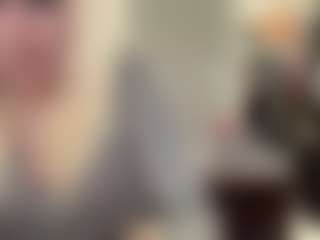 Live cam show with Crumslut - Living Room on Camsoda