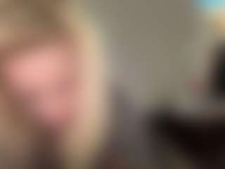 Live cam show with Crumslut - Living Room on fapnchat