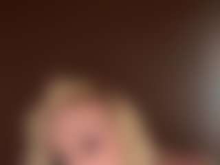 Live cam show with Crumslut - Living Room on Camsoda