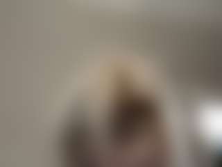 Live cam show with Crumslut - Smoking on Livezox