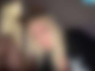 Live cam show with Crumslut - Living Room on sexylive.show