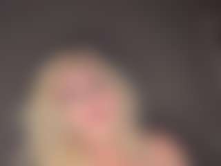 Live cam show with Crumslut - Small Tits on TeamSkeetLive