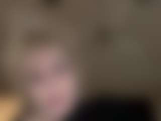 Live cam show with Crumslut - Living Room on fapnchat