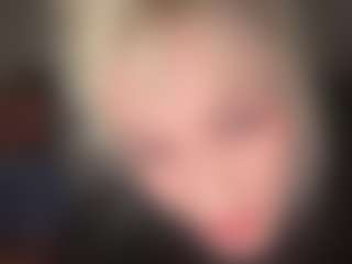 Live cam show with Crumslut - Living Room on anonymated.com