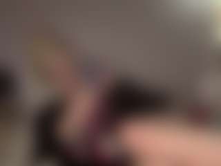 Live cam show with Crumslut - Normal on sexylivex.com
