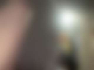 Live cam show with Crumslut - Blue Eyes on Livezox