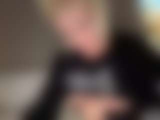 Live cam show with Crumslut - Shaved Pussy on Camsoda