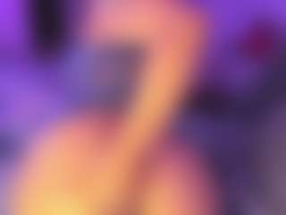 Live cam show with Moon - Shaved Pussy on Camsoda